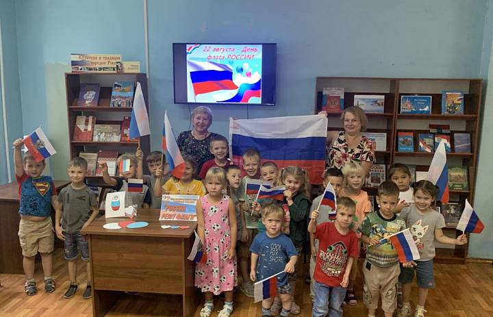 День ФЛАГА  России в библиотеке